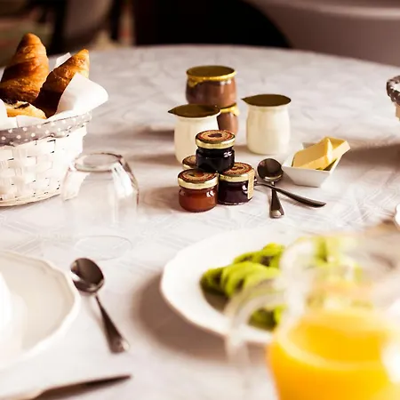 Cocteau Avec Vue Sur Le Mont Saint Michel