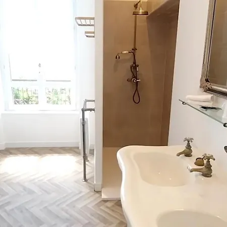 Cocteau Avec Vue Sur Le Mont Saint Michel