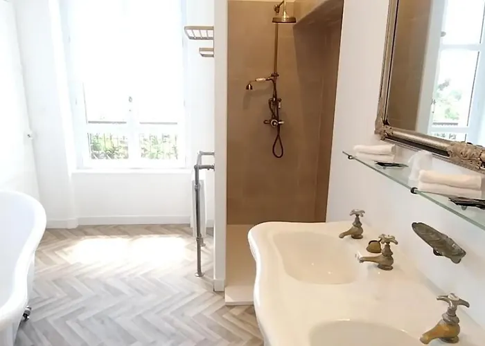 Cocteau Avec Vue Sur Le Mont Saint Michel